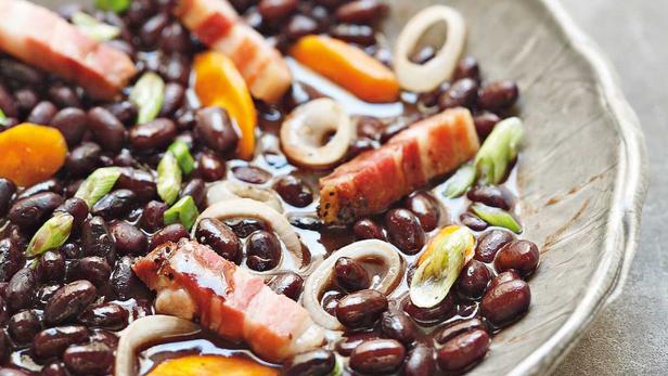 Haricots noirs aux lardons et aux oignons