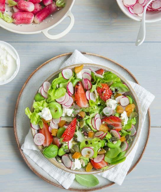 Salade printanière de fèves, chèvre frais et radis roses 🥗